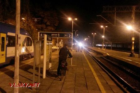 Chałupki: Nástupní frekvence pro přijíždějící vlak Bohumín - Rybnik © Tomáš Kraus, 21.10.2019