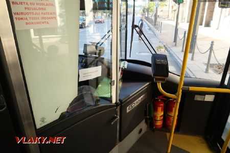 06.07.2019 – Kaunas: papírek na kabině řidiče trolejbusu říká, že ''dnes vozíme zadarmo'' © Dominik Havel