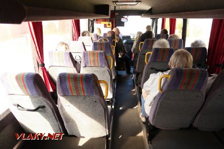 06.07.2019 – Interiér minibusu typu Helmark 290SEL z roku 1999 se pro provoz MHD příliš nehodí © Dominik Havel