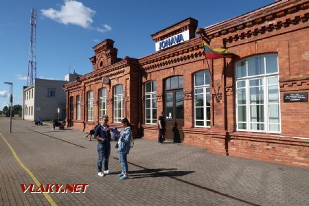 06.07.2019 – Jonava: výpravní budova nádraží z roku 1871 z 1. nástupiště © Dominik Havel