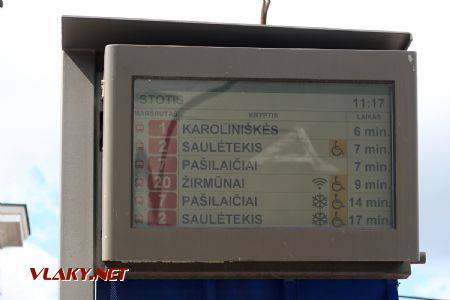 06.07.2019 – Vilnius: detail tabule s informacemi v reálném čase, jaké najdeme na většině trolejbusových zastávek ve městě © Dominik Havel