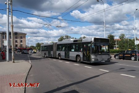 06.07.2019 – Vilnius: autobus typu Volvo 7700A z roku 2005 projíždí na lince 53 před nádražní budovou © Dominik Havel
