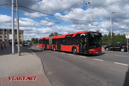 06.07.2019 – Vilnius: autobus typu Solaris Urbino 18 z roku 2018 projíždí na lince 16 před nádražní budovou © Dominik Havel