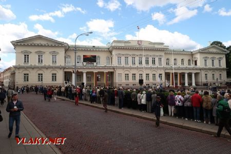06.07.2019 – Vilnius: dav lidí u prezidentského paláce 20 minut před začátkem sváteční ceremonie © Dominik Havel