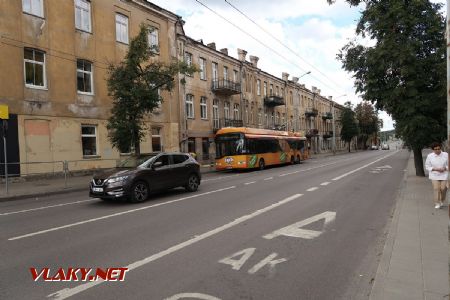 06.07.2019 – Vilnius: trolejbus typu Solaris Trollino 15AC z roku 2006 projíždí na lince 7 ulicí Jasinskio gatvé © Dominik Havel