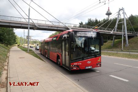 06.07.2019 – Vilnius: autobus typu Solaris Urbino IV 18 přijíždí na expresní lince 2G do zastávky Vaivorykštės © Dominik Havel