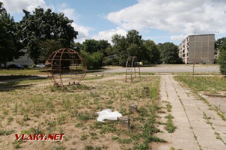 06.07.2019 – Vilnius: zpustlé hřiště ve vnitrobloku na sídlišti Lazdynai © Dominik Havel