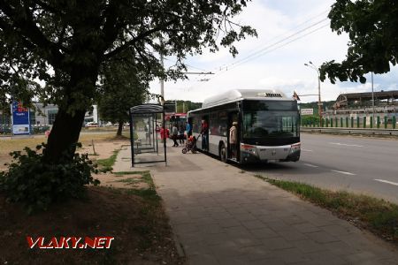 06.07.2019 – Vilnius: autobus typu Castrosúa City Versus CNG z roku 2014 stojí na konečné zastávce linky 8 Žemieji Paneriai © Dominik Havel