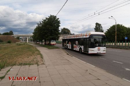 06.07.2019 – Vilnius: trolejbus typu Solaris Trollino II 15 AC z roku 2004 přijíždí na lince 12 z centra města do zastávky Žemieji Paneriai (všimněte si řetězovky) © Dominik Havel