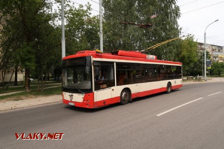 06.07.2019 – Vilnius: běloruský trolejbus typu MAZ-ETON T203 “Amber” z roku 2011 přijel na konečnou linky 20 Žirmūnų žiedas © Dominik Havel