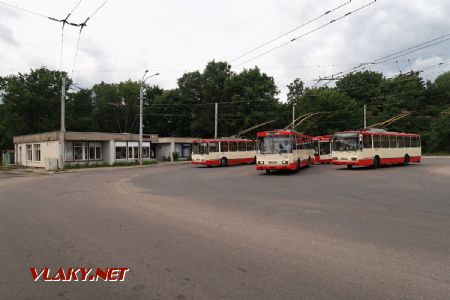 06.07.2019 – Vilnius: trolejbusy typu Škoda Tr 14 různých sérií čekají na konečné stanici Žirmūnai © Dominik Havel