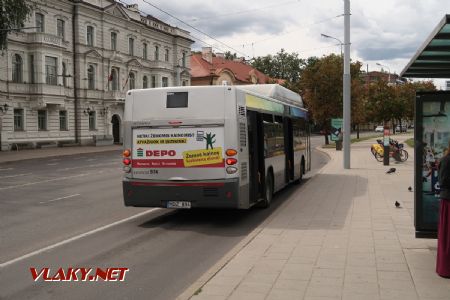 06.07.2019 – Vilnius: autobus typu Castrosúa City Versus CNG z roku 2014 stojí na zastávce Karaliaus Mindaugo tiltas © Dominik Havel