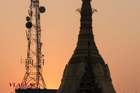 Marec 2020 - Sule pagoda Yangon. A nejaké telekomunikácie © Tomáš Votava