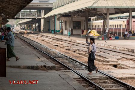 Marec 2020 - Chôdza po vyznačenom prechode si zasluhuje snímok, nie je bežná. Yangon Central © Tomáš Votava