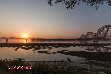 Marec 2020 - Oba mosty v Mandalay, reštaurácia Delight © Tomáš Votava
