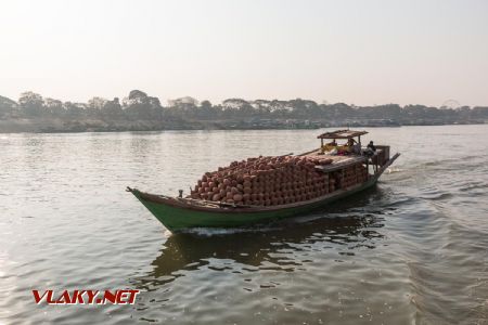 Marec 2020 - Nádoby na vodu vo veľkom, Irrawaddy © Tomáš Votava