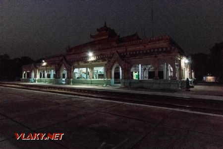 Marec 2020 - Skoro ráno, stanica Bagan © Tomáš Votava
