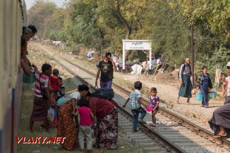 Marec 2020 - Zastávka na hlavnej trati Yangon - Mandalay © Tomáš Votava