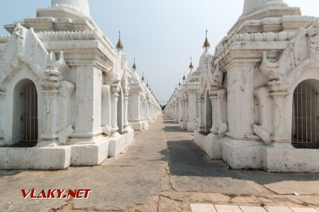Marec 2020 - Najväčšia kniha na svete, stránka v každej kaplnke, stovky, Kuthodaw Pagoda Mandalay © Tomáš Votava