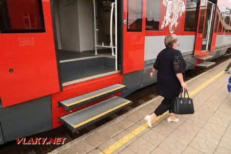 06.07.2019 – Z nízkých nástupišť se do motorového vozu řady 620M LG Keleiviams nastupuje pomocí čtyř schodů © Dominik Havel