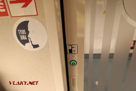06.07.2019 – Detail vstupních dveří ve spodním patře elektrické jednotky řady EJ575 LG Keleiviams z roku 2012, kde se nachází tichý oddíl © Dominik Havel