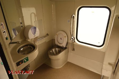 06.07.2019 – Bezbariérový záchod v řídícím voze elektrické jednotky řady EJ575 LG Keleiviams z roku 2012 © Dominik Havel