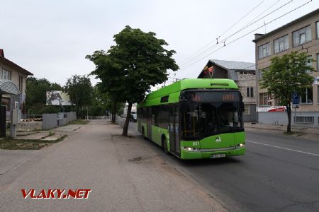06.07.2019 – Kaunas: trolejbus typu Solaris Trollino 12AC z roku 2006 přijíždí na lince 14 do zastávky Girsturis © Dominik Havel