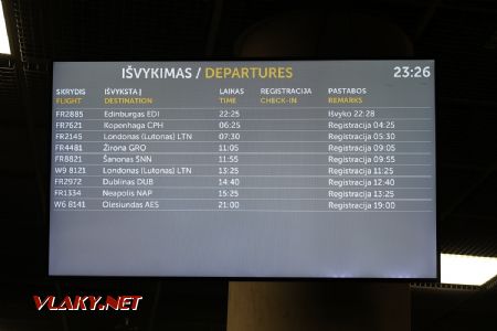06.07.2019 – Kaunas: odletová tabule v letištní hale s litevskými názvy příslušných destinací © Dominik Havel