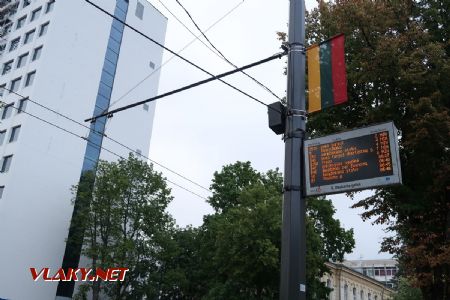 07.07.2019 – Kaunas: odjezdová tabule na zastávce Studentų skveras je ještě označená starším názvem zastávky © Dominik Havel