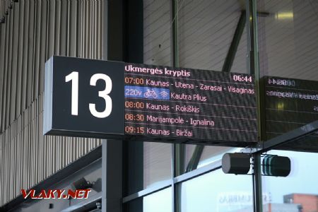 07.07.2019 – Kaunas: odjezdová tabule u stání 13 na autobusovém nádraží © Dominik Havel