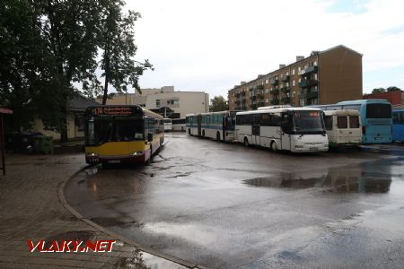 07.07.2019 – Daugavpils: na autobusovém nádraží stojí těsně za sebou autobus SOR C9.5 z roku 2015 a Volvo/Säffle 2000 z roku 1996 © Dominik Havel