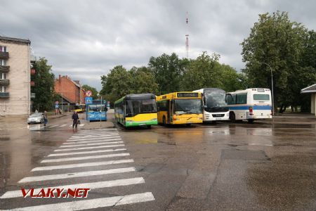 07.07.2019 – Daugavpils: setkání městských a regionálních autobusů různého původu na odstavné ploše autobusového nádraží © Dominik Havel