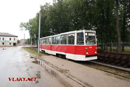07.07.2019 – Daugavpils: značně exoticky vyhlížející tramvaj typu KTM-5 z roku 1990 přijíždí na lince 3 do zastávky Vienības nams © Dominik Havel