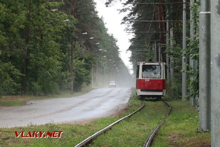 07.07.2019 – Daugavpils: tramvaj typu KTM-5 z roku 1990 opouští na lince 3 smyčku Stropu ezers směrem do centra © Dominik Havel