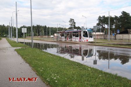 07.07.2019 – Daugavpils: částečně nízkopodlažní tramvaj typu KTM-23 z roku 2014 stojí v nástupní zastávce linky 1 Butļerova iela © Dominik Havel