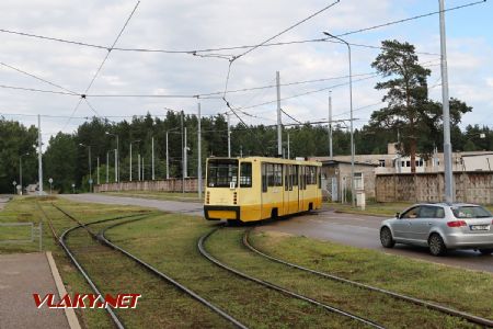 07.07.2019 – Daugavpils: tramvaj typu KTM-8 z roku 1993 vjíždí do areálu vozovny u zastávky Butļerova iela © Dominik Havel