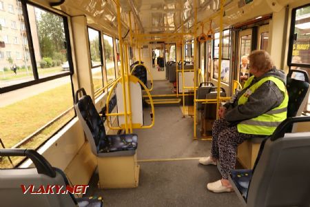 07.07.2019 – Daugavpils: interiér částečně nízkopodlažní tramvaje typu KTM-23 z roku 2014 s nezbytnou trůnící děžurnou © Dominik Havel