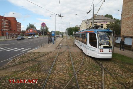 07.07.2019 – Daugavpils: tramvaj typu KTM-3 z roku 2014 přijíždí do zastávky Ventspils iela, v popředí odbočení tratě linky 2 © Dominik Havel