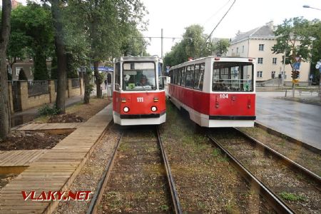 07.07.2019 – Daugavpils: setkání tramvají typu KTM-5 z let 1991 a 1990 na dočasné zastávce Vienības nams © Dominik Havel