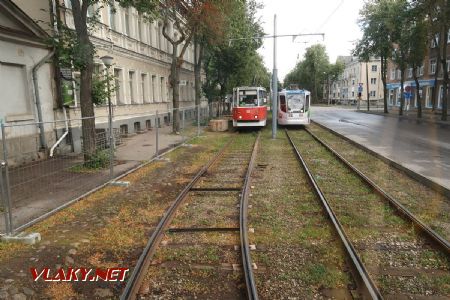 07.07.2019 – Daugavpils: setkání tramvají typu KTM-5 z roku 1991 a KTM-23 z roku 2014 na dočasné zastávce Vienības nams © Dominik Havel