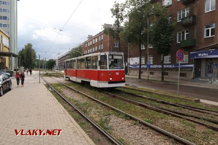 07.07.2019 – Daugavpils: tramvaj typu KTM-5 z roku 1991 projíždí v prostoru zastávky Tirgus na lince 3 po protisměrné koleji © Dominik Havel