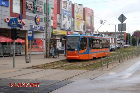 07.07.2019 – Daugavpils: tramvaj typu KTM-23 z roku 2014 přijíždí na lince 1 od nádraží do zastávky Tirgus © Dominik Havel