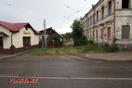 07.07.2019 – Daugavpils: tramvajový průjezd mezi domy u konečné zastávky linky 1 Stacija © Dominik Havel