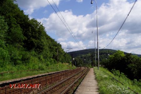 Zastávka a trať smer Horní Lideč; 7.7.2007 © Miroslav Sekela