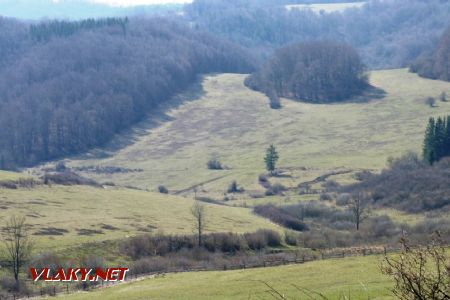 Na pravej strane doliny vidno násyp od Zliechova takmer po celej dĺžke, 28.3.2020 © Ľuboš Chmatil