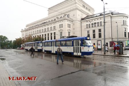 08.07.2019 – Riga: souprava tramvají typu T3A v podobě po rekonstrukci roku 1999 přijela na lince 5 do zastávky Nacionālā opera © Dominik Havel