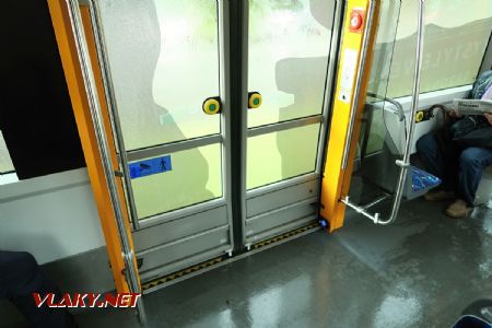 08.07.2019 – Riga: detail prostoru dveří v tramvaji typu Škoda 15T © Dominik Havel