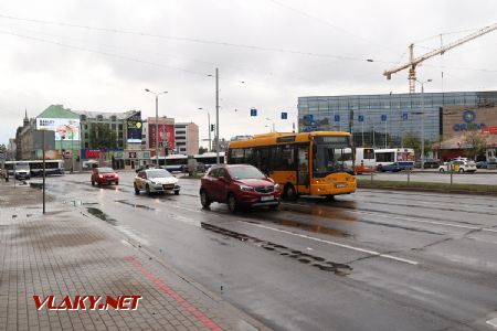 08.07.2019 – Riga: autobus typu Ikarus EAG E91.54 z roku 2004 projíždí na lince 47 kolem nádraží © Dominik Havel