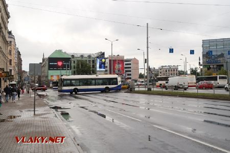 08.07.2019 – Riga: trolejbus typu Škoda 24Tr Irisbus Citelis z roku 2008 se otáčí prostředkem křižovatky u nádraží © Dominik Havel