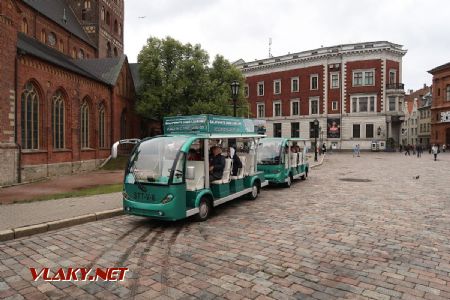 08.07.2019 – Riga: turistický vláček před odjezdem z výchozí zastávky před katedrálou na náměstí Doma laukums © Dominik Havel